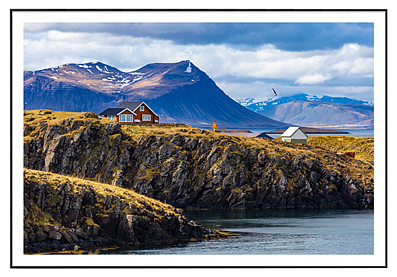 Постер «Великолепный исландский пейзаж с домами» (80 х 53 см) В спальню В прихожую Домашний офис В кабинет В гостиную, гарантия 12 месяцев